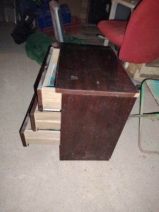 Mesita de noche de madera antigua