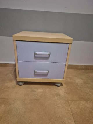 Cama infantil con mesita de noche