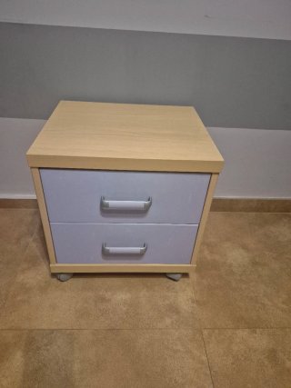 Cama infantil con mesita de noche