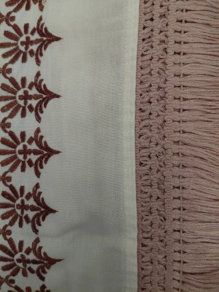 Colcha vintage con bordado y flecos