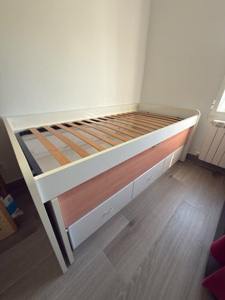 Cama doble con cajones