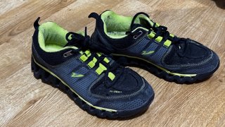 Zapatillas de senderismo negras y verdes
