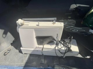 Máquina de coser blanca
