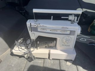 Máquina de coser blanca