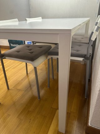 Mesa comedor blanca y 4 sillas