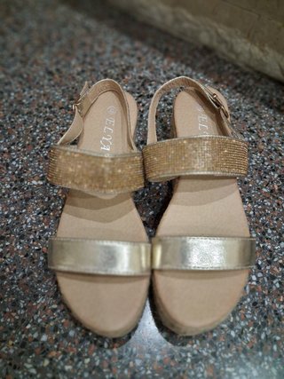 Sandalias cuña doradas ELYA