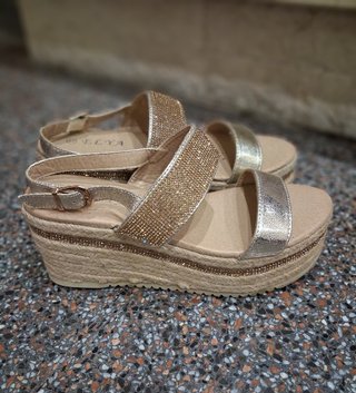 Sandalias cuña doradas ELYA