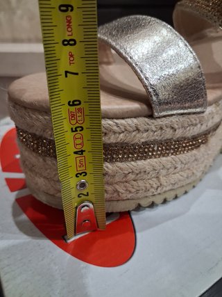 Sandalias cuña doradas ELYA