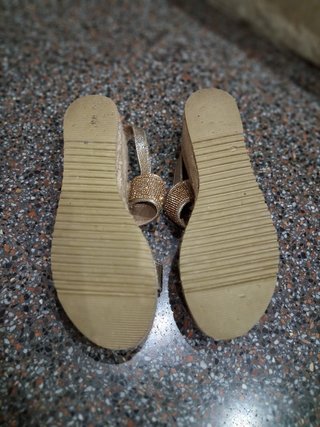 Sandalias cuña doradas ELYA