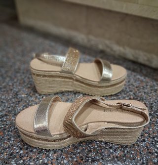 Sandalias cuña doradas ELYA
