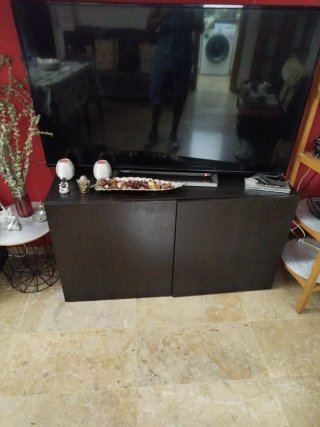 Mueble de salón negro con vitrina