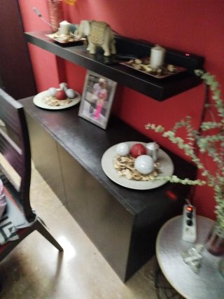 Mueble de salón negro con vitrina