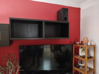Mueble de salón negro con vitrina
