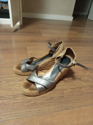 Sandalias cuña Unisa plateadas y beige