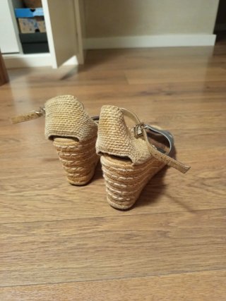Sandalias cuña Unisa plateadas y beige