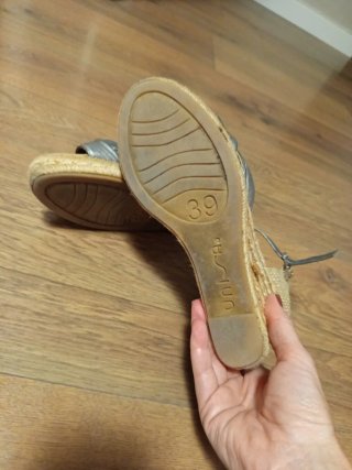 Sandalias cuña Unisa plateadas y beige