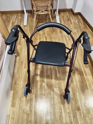 Andador plegable Mobiclinic para personas mayores
