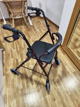 Andador plegable Mobiclinic para personas mayores