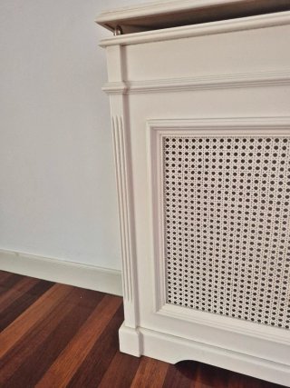 Mueble cubre radiador color blanco roto de madera