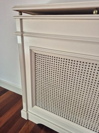 Mueble cubre radiador color blanco roto de madera