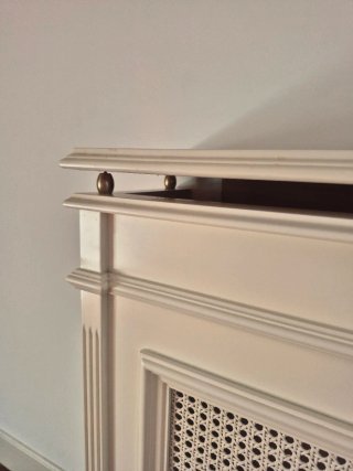 Mueble cubre radiador color blanco roto de madera