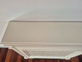 Mueble cubre radiador color blanco roto de madera