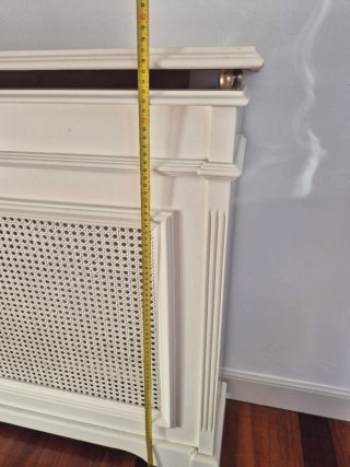 Mueble cubre radiador color blanco roto de madera