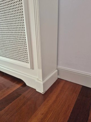 Mueble cubre radiador color blanco roto de madera