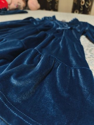 Vestido de terciopelo azul para niña
