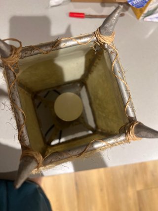 Lámpara de mesa artesanal de papel y metal