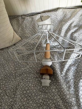 Lámpara de techo blanca y madera