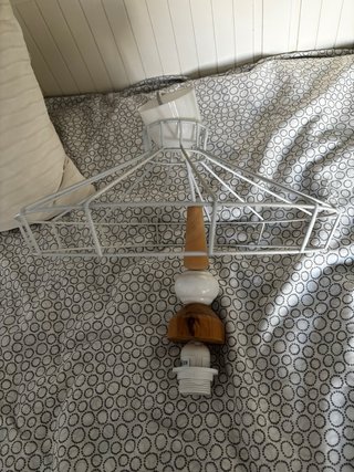 Lámpara de techo blanca y madera