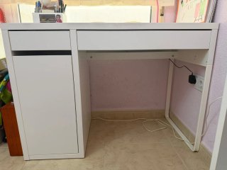 Escritorio blanco con cajón y puerta