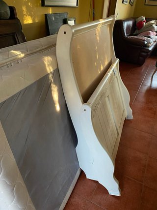 Cama juvenil y estantería