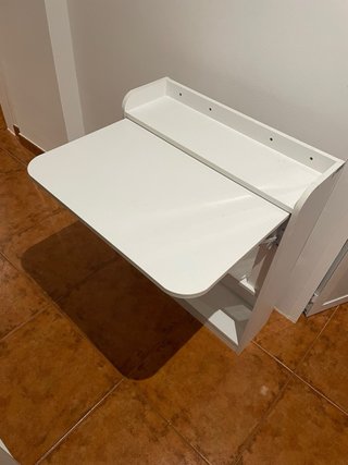 Escritorio plegable de pared con estantes