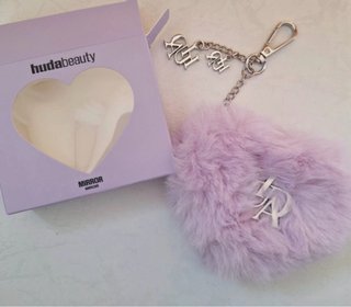 set Huda Beauty Llavero Corazón  Lila, pinzas
