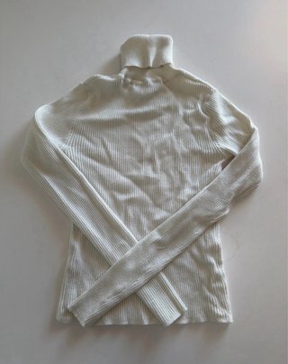 Camiseta blanca de cuello alto