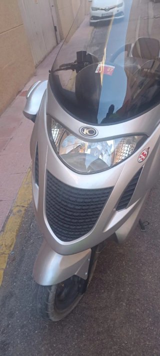 Maxi Scooter Plata y Negra  SEGURO HASTA MAYO 2027