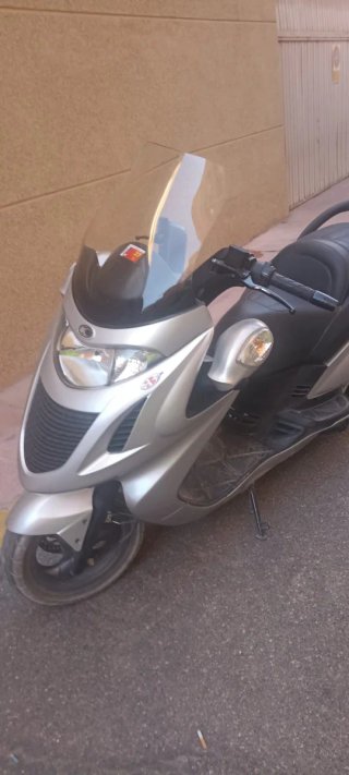 Maxi Scooter Plata y Negra  SEGURO HASTA MAYO 2027