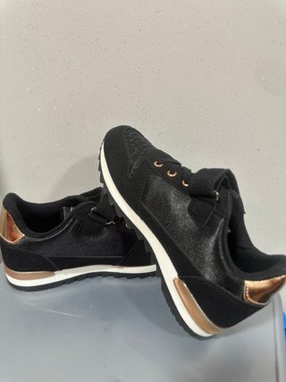 Tenis niña negros con detalles dorados