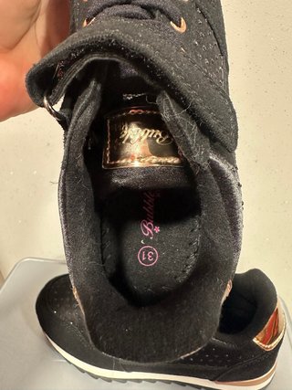 Tenis niña negros con detalles dorados