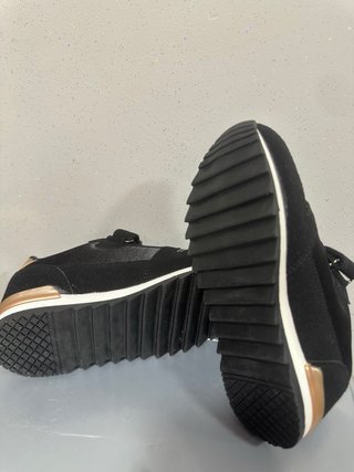 Tenis niña negros con detalles dorados