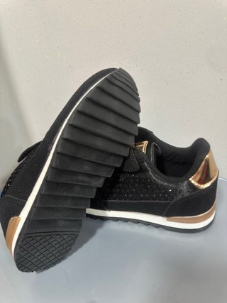 Tenis niña negros con detalles dorados