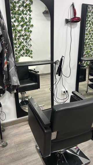 Silla de peluquería con espejo y accesorios