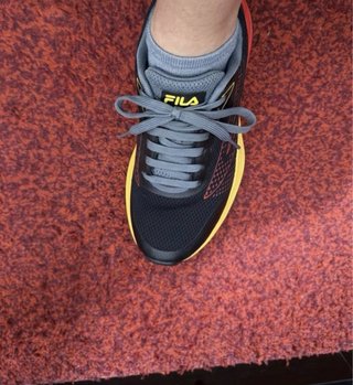 Zapatillas Fila Running Negro Rojo Amarillo