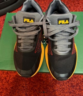 Zapatillas Fila Running Negro Rojo Amarillo