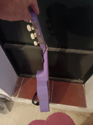 Guitarra infantil violeta como nueva