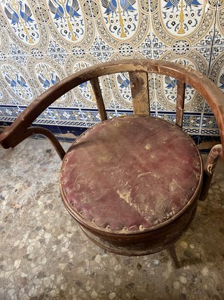 Silla vintage con orinal oculto