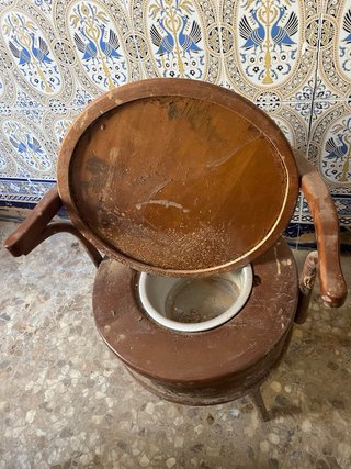 Silla vintage con orinal oculto