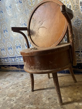 Silla vintage con orinal oculto